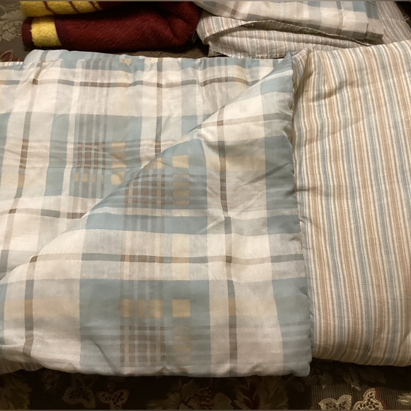 Arrow 3 pc Reversible Comforter Set-Twin Size - Picture 5 of 15